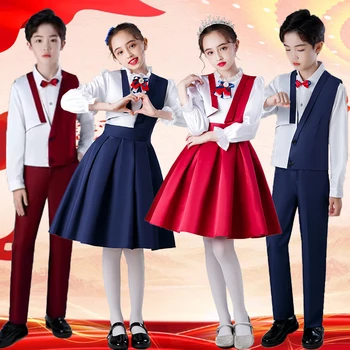 Детска група хор Училищни униформи момче и момиче водещ реч патриотична поезия рецитация висококачествено изпълнение костюм