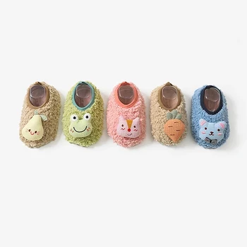 Неплъзгащи се бебешки подови чорапи сладък модел новородено зимна топла чехъл с мека подметка бебе малко дете ходене чорапи обувки