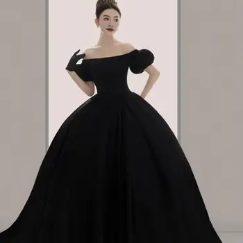 Черна проста рокля с топка Класическа рокля от рамото Секси рокли без гръб Quinceanera Удобни сатенени рокли с дължина до пода Vestidos